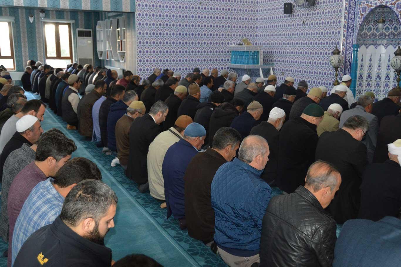 Camilerde tabure ve sandalye yasağına destek büyüyor Camilerde tabure ve sandalye yasağına destek büyüyor